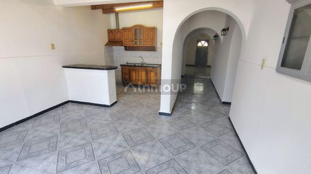 APEX Negocios Inmobiliarios - ID#80 - Casa en Alquiler Picture 1 of 11