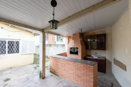 Baixou 38 mil!!! Casa 03 dormitórios e amplo pátio com churrasqueira