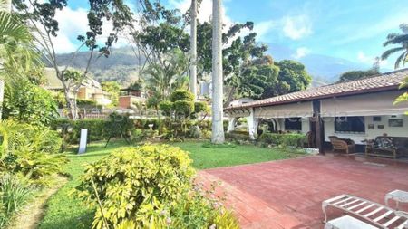 Bella casa en venta Altamira 24-25224