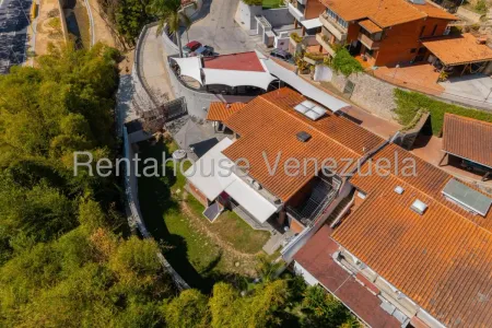 Bellisima Casa, Moderna, Remodelada Y Con Amplios Jardines. 25-14428