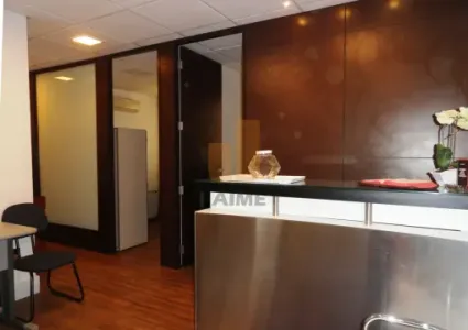 Belo conjunto comercial mobiliado com 3 salas, recepção e copa.