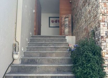 BRITANIA LA CALERA RENTA CASA 3 NIVELES DE 320M2