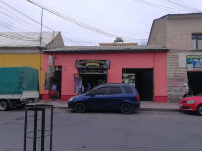 C Jordan 835 entre 16 de Julio y Oquendo, a 50 metros de la UMSS, por debajo del abaluo