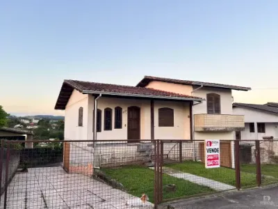 CASA AMPLA CRICIÚMA 3 DORMITÓRIOS