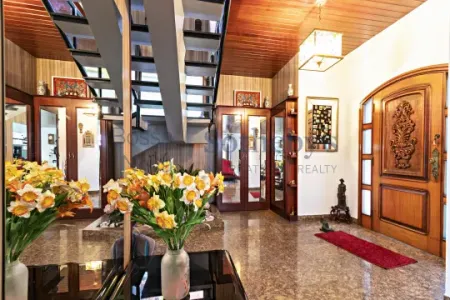 Casa com ambientes amplos e ensolarados - Proximo da Praca Vinicius de Moraes