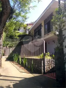 Casa com terreno de 380 metros em frente à praça do pôr do sol