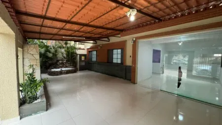 Casa comercial disponível aluguel 1ª Avenida St. Leste Universitário- Goiânia/Go.