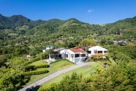 Casa con diseño arquitectónico y vista
