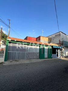 Casa con Local en Venta Av. La Limpia, Remax Millenium