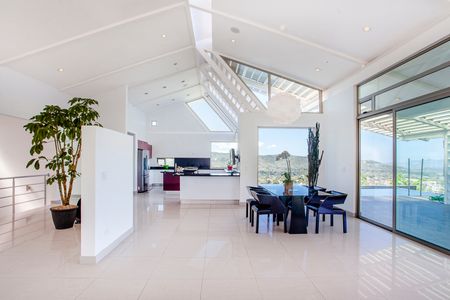 Casa Contemporánea con Vistas Espectaculares en Cerro Colon