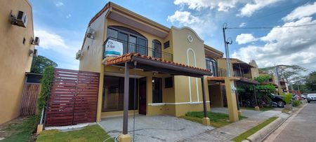 Casa de 2 plantas en Condominio Prados del Río 