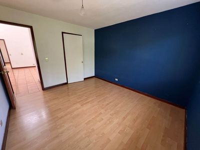  Casa de 3 cuartos + servicio + sala TV, patio, condo pequeño, por el Novillo Alegre