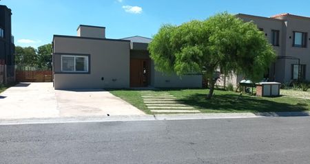 Casa de 3 Habitación en Alquiler en Pilar, Buenos Aires for AR$1,770,000/mo 