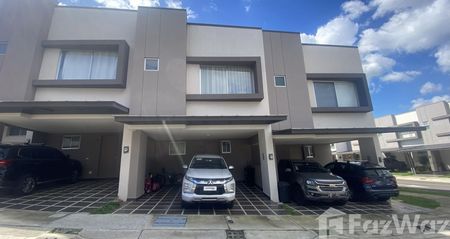 Casa de 3 Habitación en Venta en Apartment For Sale in Ulloa for ₡250,000 