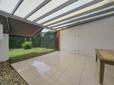 CASA DE 370 M2 CON 561 M2 LOTE EN RESIDENCIAL EN SAN RAFAEL ESCAZU