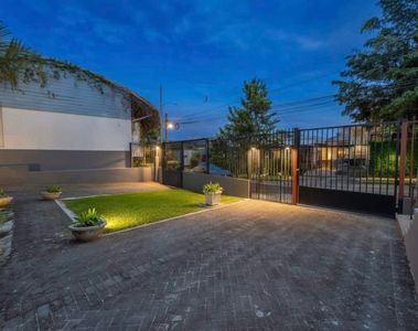  CASA DE 370 M2 CON 561 M2 LOTE EN RESIDENCIAL EN SAN RAFAEL ESCAZU