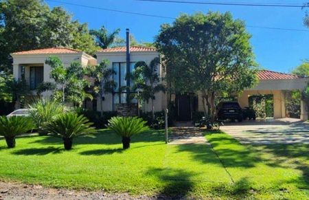 Casa de 4 habitaciones estilo toscano en barrio cerrado Mariano Roque Alonso