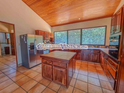 CASA DE 450 M2 CON PISCINA PROPIA Y VISTA CON 5.500 M2 DE LOTE ESCAZU