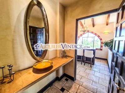 CASA DE 520 M2 CON VISTA Y 1.000 M2 LOTE X EL WORLD GYM GUACHIPELIN ESCAZU