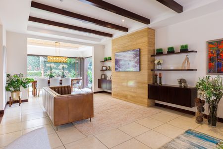 Casa de dos pisos, jardín, tres dormitorios en condominio