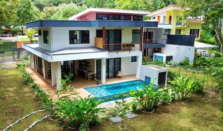 Casa de lujo nueva con 3 dormitorios en Uvita, ubicada en un entorno natural a pocos minutos de las playas y todos los servicios. Cuenta con un lote arbolado con arroyo durante todo el año, total privacidad, completamente amueblada y lista para mudarse