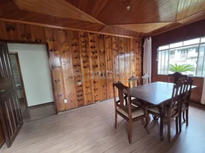 Casa de madeira com 2 dormitórios para locação.