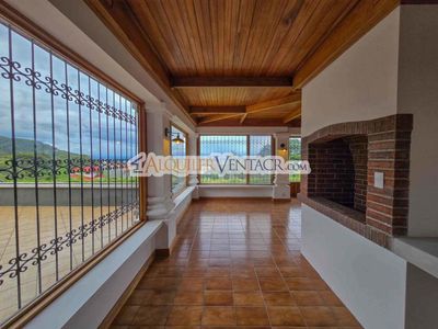 CASA DE UN NIVEL DE 900 M2 Y 3.500 M2 DE LOTE CON VISTAS EN ESCAZU