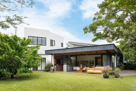 Casa de un piso moderna 5 Hab con bello jardín y terraza Santa Ana