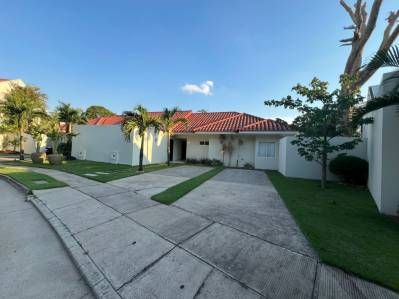 Casa en ALQUILER AMOBLADA ubicada en Condominio Las Palmas 2