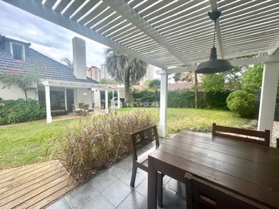 Casa en alquiler de 4 dormitorios más dependencia de servicio en Mansa