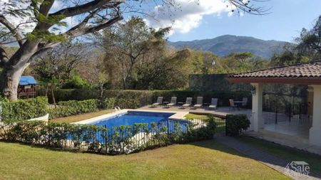  Casa en Alquiler en Condominio en Lindora Santa Ana – 3 Parqueos y Terraza