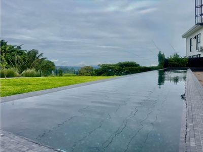  Casa en condominio de tres niveles en Guachipelín con vista Foto 1 de 20