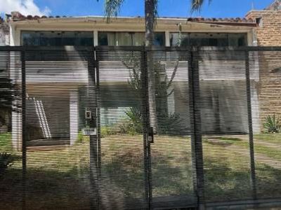 CASA EN VENTA - BARRIO MBURICAO