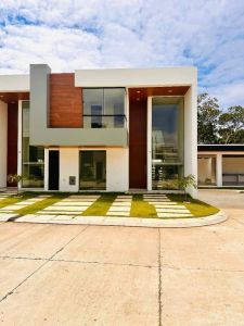 CASA EN VENTA - CONDOMINIO FAMILIE URUBO