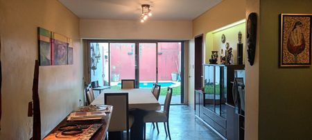 Casa en venta de 5 ambientes en Villa Urquiza con parque y pileta sobre lote propio 