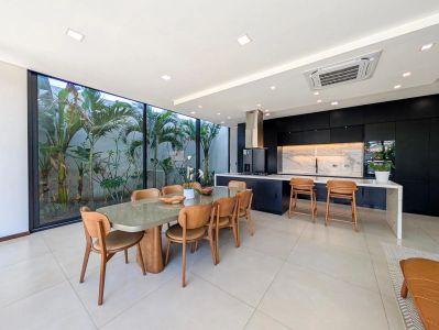 CASA EN VENTA DE 8 HABITACIONES EN CONDOMINIO URUBO GOLF