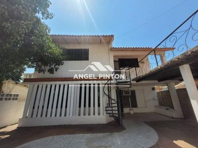 CASA EN VENTA EN CALLE 80 DR QUINTERO MARACAIBO API 6898