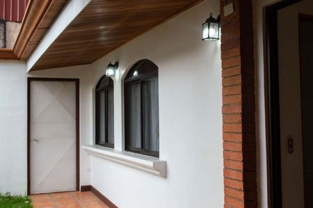  Casa en Venta en Gravilias, Desamparados con Patio Amplio y Excelente Iluminación