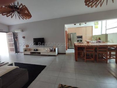 Casa en venta en la Viña Valencia Carabobo Desiree Castillo Rentahouse Picture 4 of 20