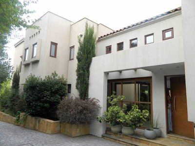 Casa en Venta en Las Condes, Luminosidad y Modernidad en Cada Rincón (130230)