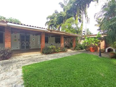 Casa en venta en una De La Zona mas Cotizada de Valencia Guataparo Country Carabobo VenezuelaCod 24-11563