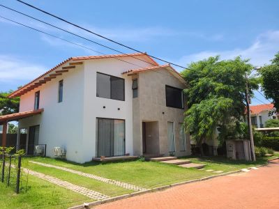CASA EN VENTA - JARDINES DEL URUBO 2 