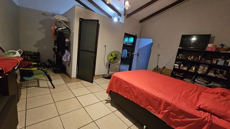 CASA EN VENTA UBICACIÓN PERFECTA ZONA AV CENTENARIO 2DO ANILLO