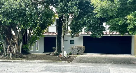 CASA IDEAL PARA NEGOCIO EN LA COLONIA JARDINES DE GUADALUPE