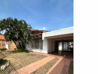 [CASA INDEPENDIENTE EN ALQUILER PARA OFICINAS O VIVIENDA PET FRIENDLY | SOBRE AV. RADIAL 27, entre 3er. y 4to. Anillo] Foto 2 de 23
