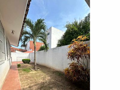 [CASA INDEPENDIENTE EN ALQUILER PARA OFICINAS O VIVIENDA PET FRIENDLY | SOBRE AV. RADIAL 27, entre 3er. y 4to. Anillo] Foto 5 de 23