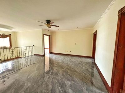  Casa independiente en venta en Escazú, con jardín! P399