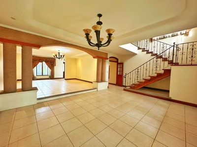  Casa independiente en venta en Escazú, con jardín! P399 Picture 2 of 13