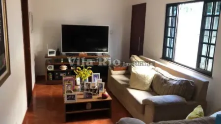 Casa linear com 03 quartos sendo 01 suíte na Vila da Penha.