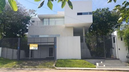 Casa minimalista de 6 dormitorios en el Yacht y Golf Club Paraguayo